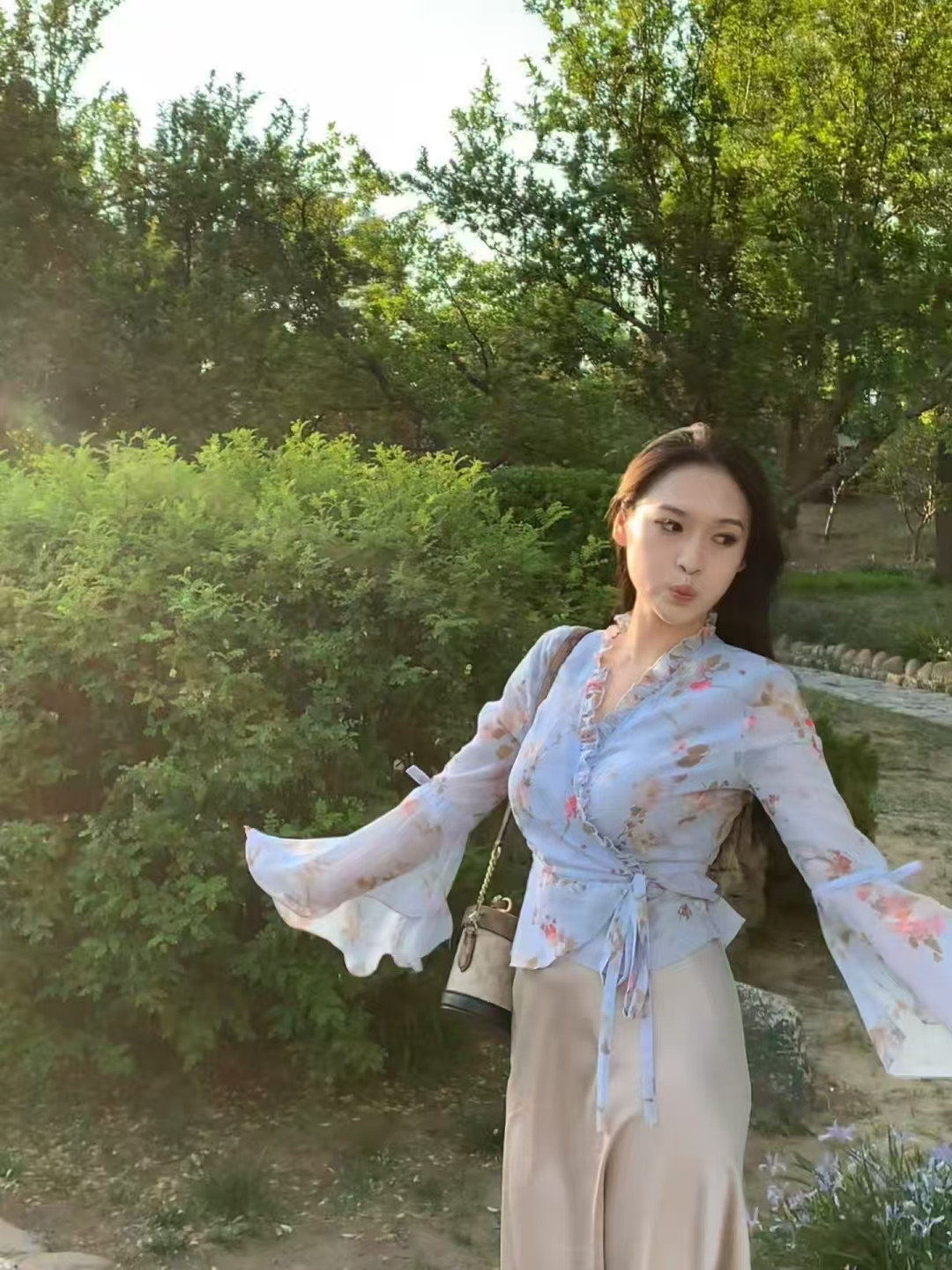 不懂事的还在叫姐姐，懂事的已经让姐姐叫了