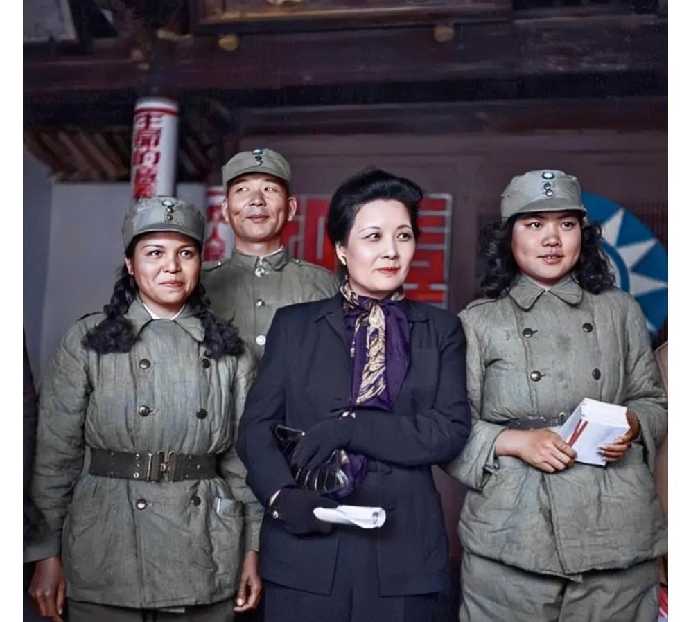 宋美龄、胡琏及女青年工作大队的合影老照片，拍摄于上世纪四十年代的重庆。#老照片#