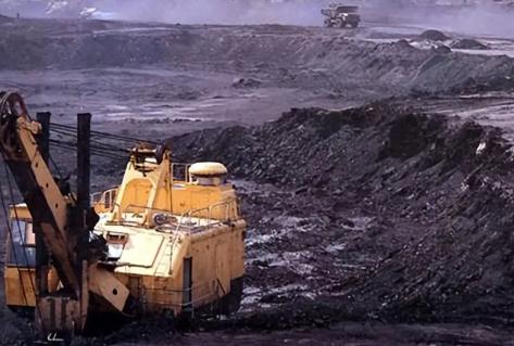 所有人都在等中国对日本出手，结果海关数据一公布，全都懵了。2025年11月，中国