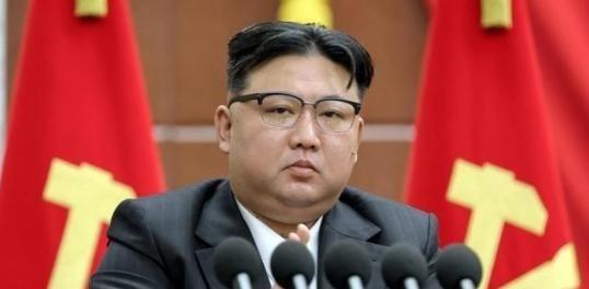 美国为何就是不打朝鲜？只因这三个原因，让美国忌惮。朝鲜那位置简直是天然的战略要塞