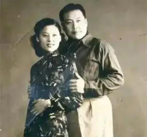 1936年，21岁袁祜祯和18岁的曹士岳大婚。洞房过后，曹士岳发现新娘不是完璧之
