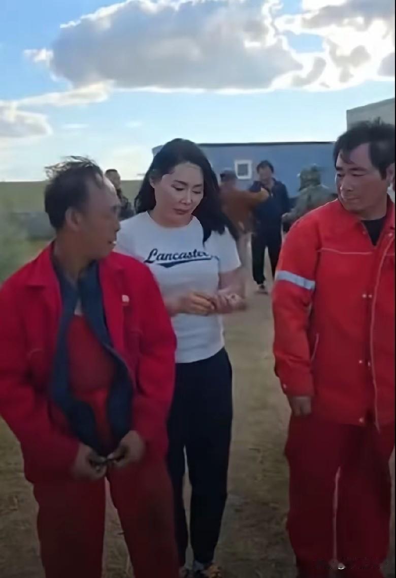 发生在蒙古国，工人们不少一把年纪的，为中国人可怜兮兮的样子难过，而面对的却是2个