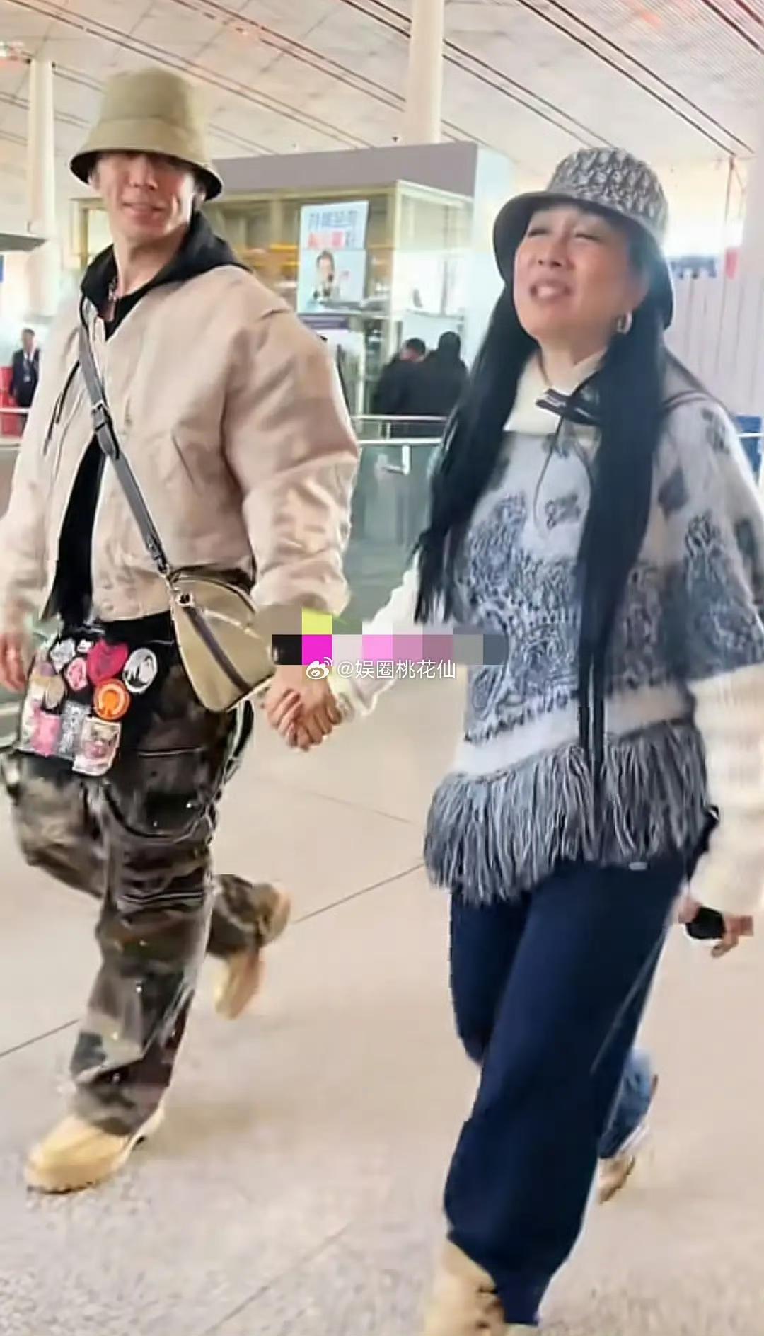 55岁钟丽缇和43岁张伦硕现身机场！钟丽缇素颜好苍老，俩人像母子​