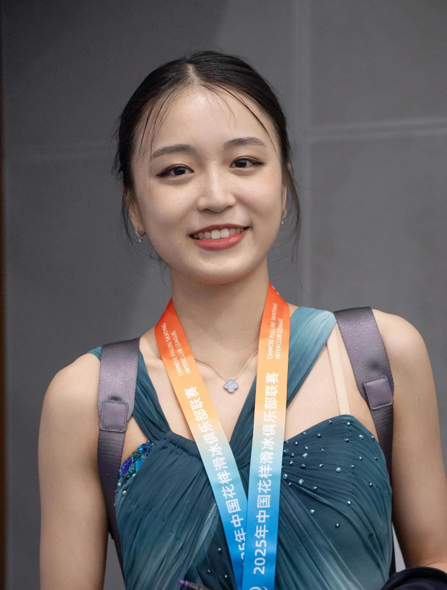 花滑运动员朱易赛后美图，这颜值太抗打了