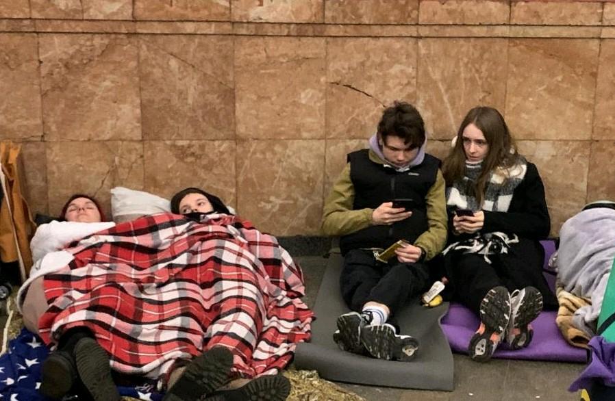 俄军对乌克兰发动了开战以来规模最大的一轮夜袭，巡航导弹和自杀无人机从多个方向同时