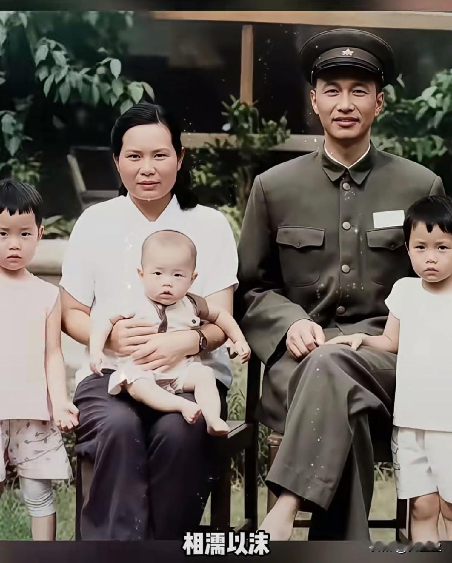 这是一对革命伴侣的家庭故事夫人是老红军，十七岁嫁给开国将军，一共生育八个子女。