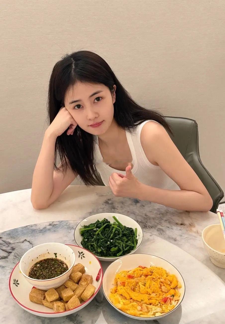 别再说，卸了妆都一样丑了。看白鹿就知道了，女明星就算不化妆，这颜值状态也是普通人