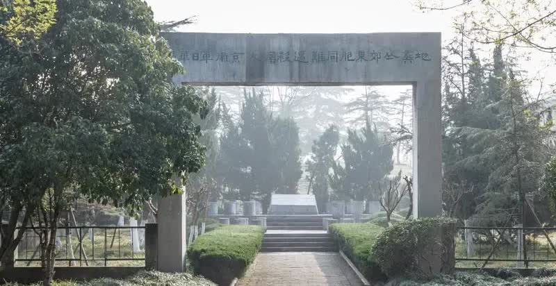 日本可能会走上灭亡之路。不承认南京大屠杀，不承认731，这种行为，实际上使得它跟