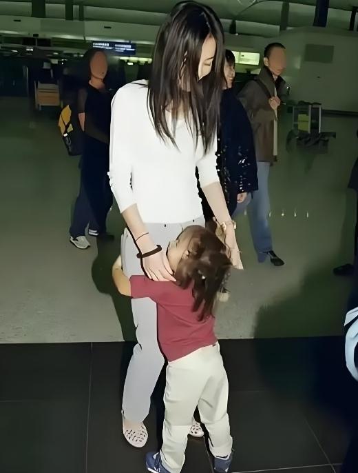 以前总有人说王菲活得太自我、只顾自己潇洒，甚至觉得她生了孩子却不管不顾。其实了解