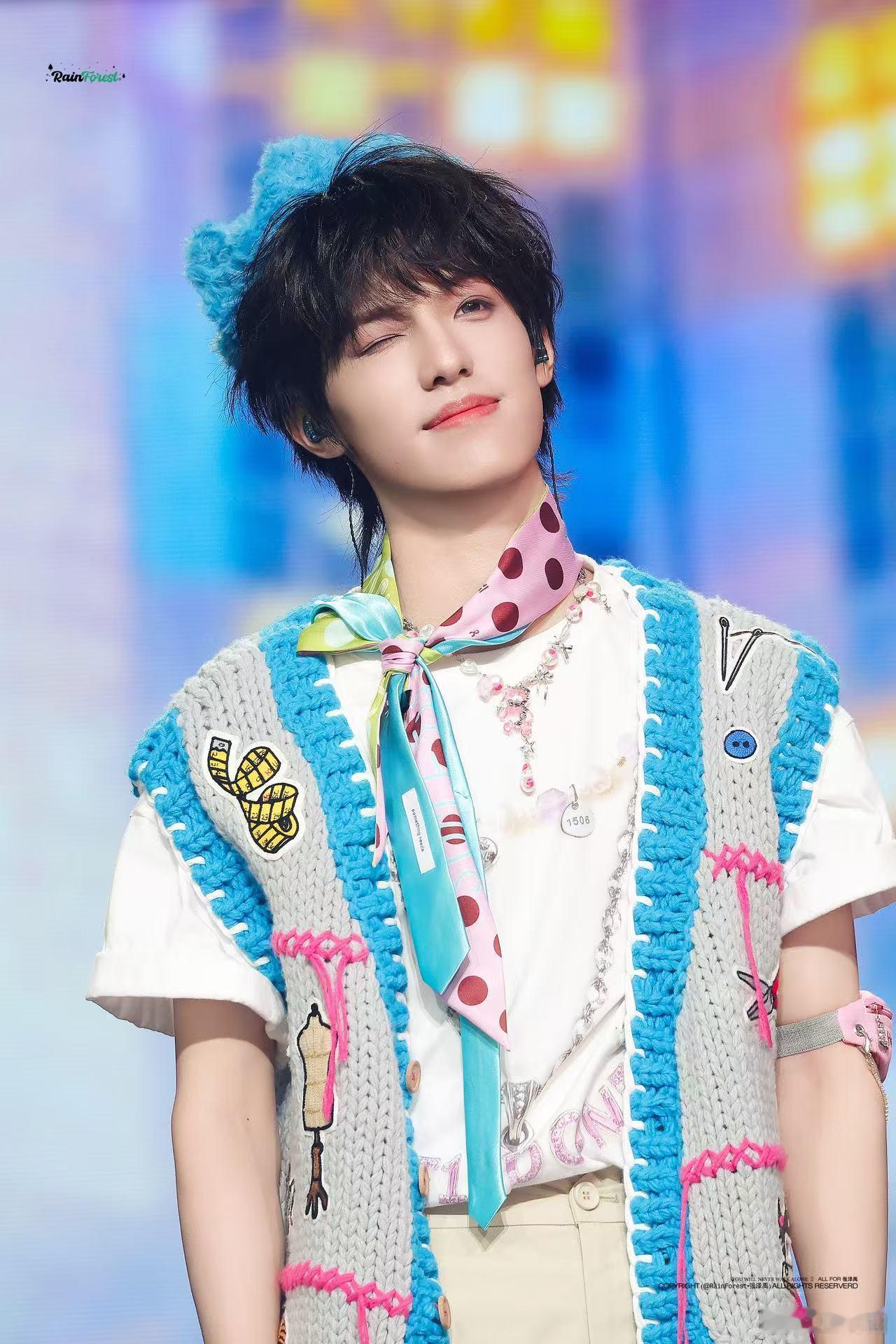 爱上张泽禹就可以猫狗双全不用养猫养狗，粉张泽禹就够了，舞台帅到犯规，性格又甜又