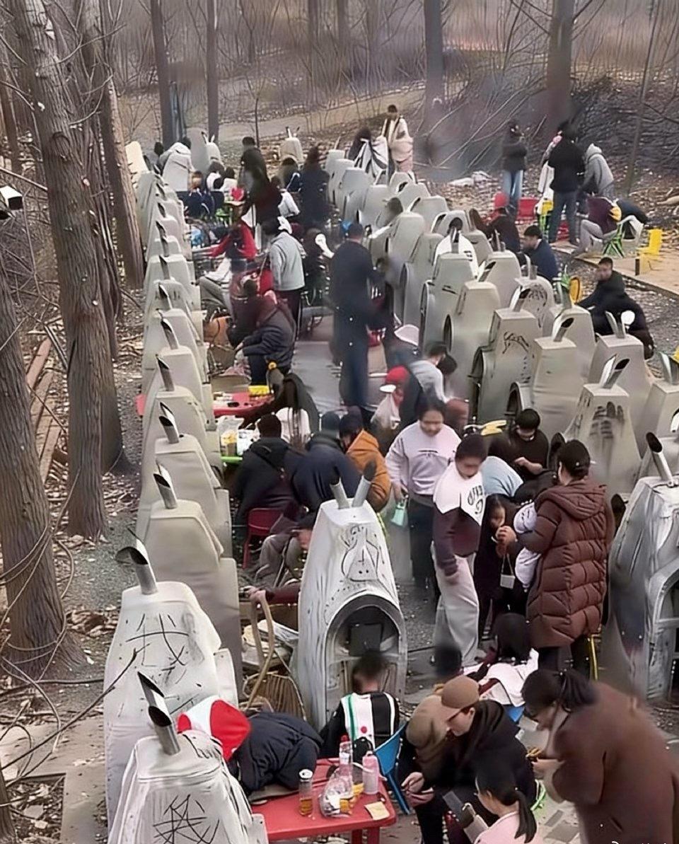 “我的天！乍一看，以为上坟呢？现在城里都流行这个吗”