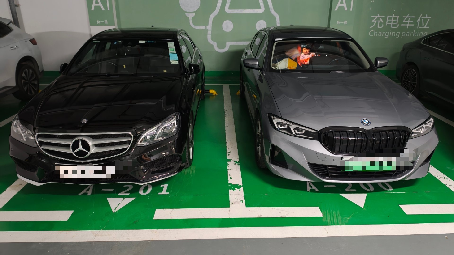 非常直观感受到内地加长和普通标轴的区别实际差距一台B级车（i3），竟然比C级标轴