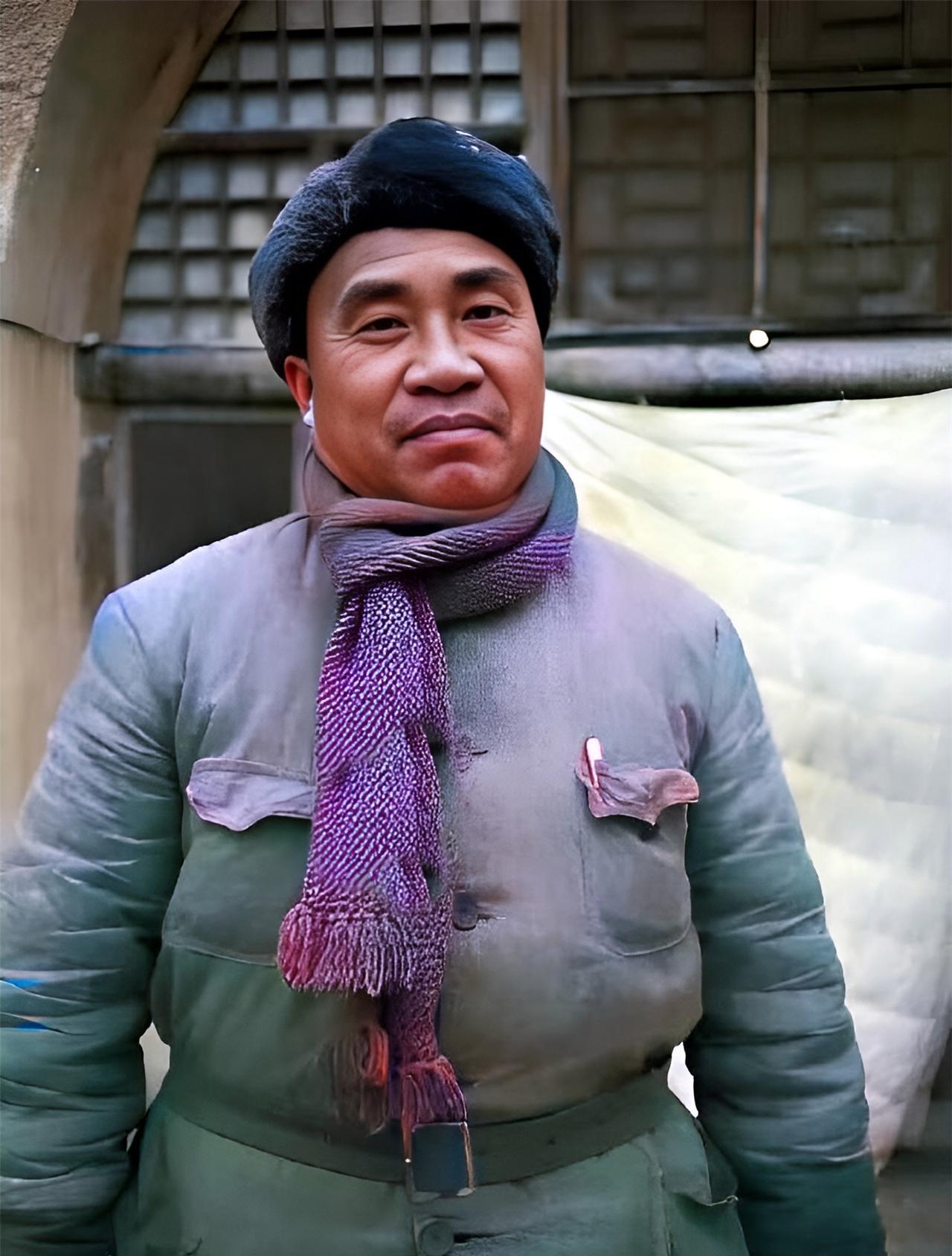 这张照片拍摄于1938年，当时朱老总52岁，身穿棉军装、戴着棉帽、围着围脖，站在