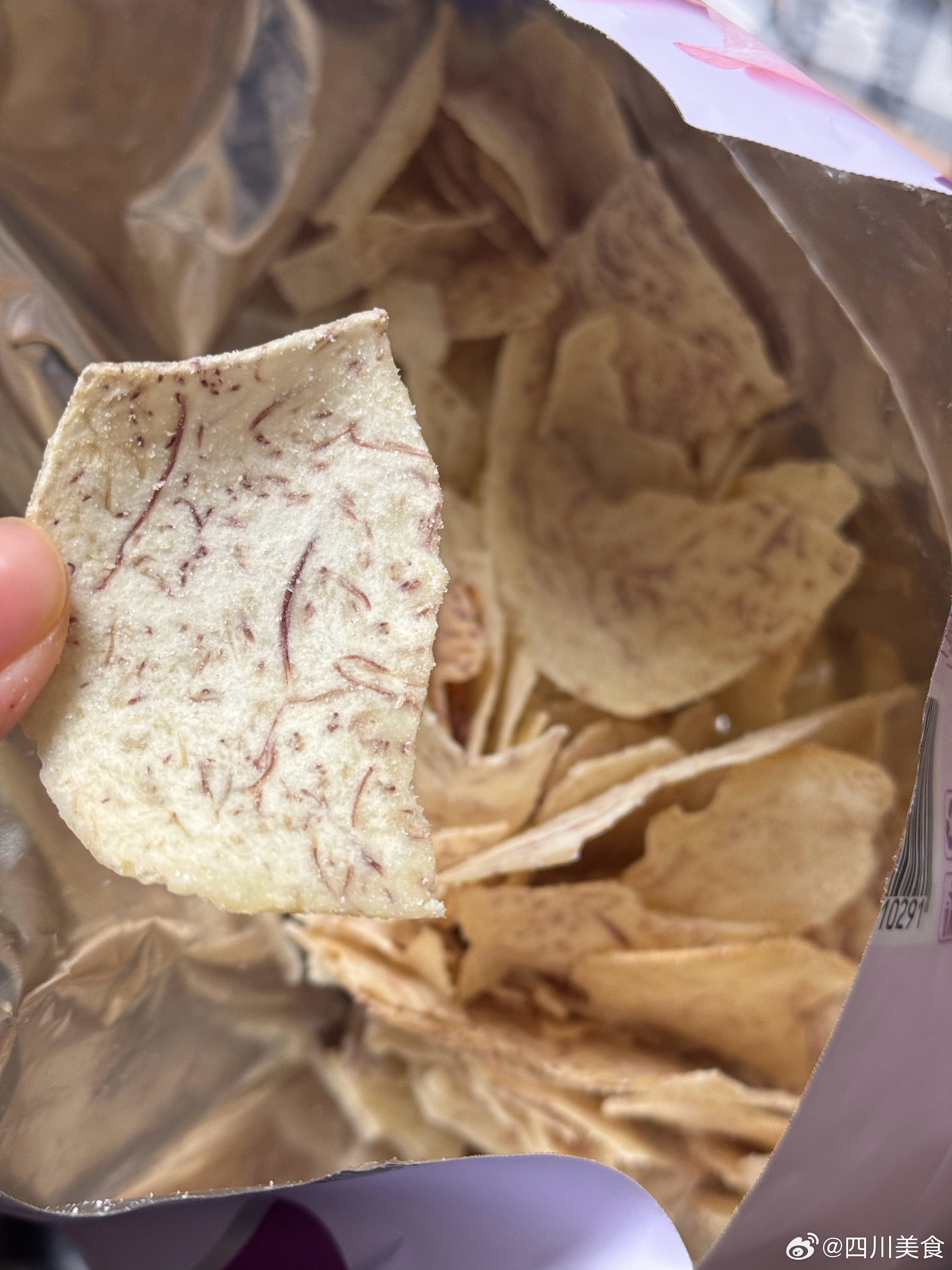 每周星期五晚上最开心的事就是囤一袋零食看电视吃这个香芋片还挺好吃，吃出了干脆面的