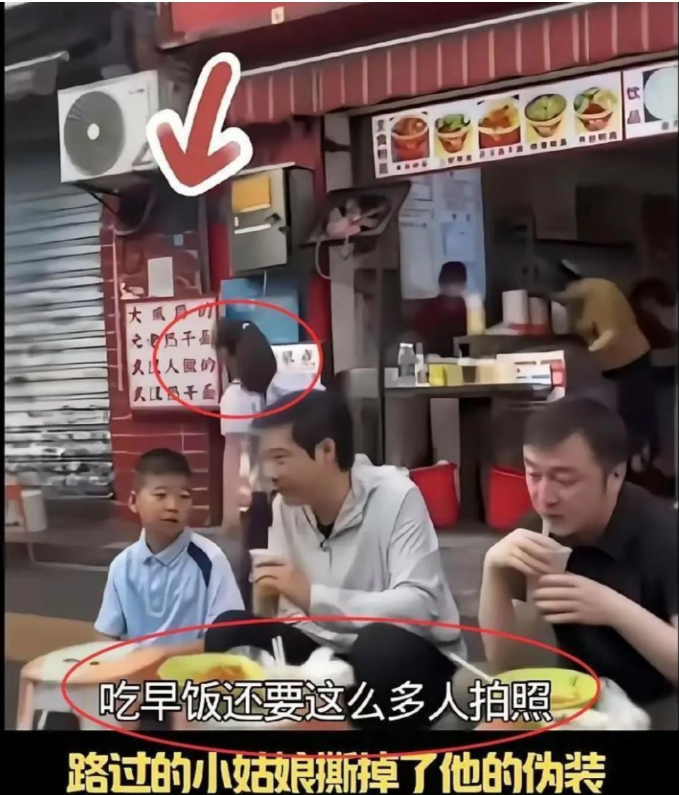 雷军蹲路边吃热干面被小学生当面吐槽，小女孩头也不回走了，网友：她做了全场成年人不
