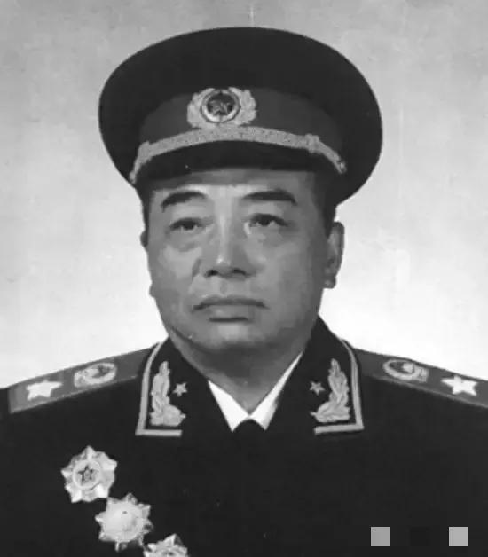 1965年，彭德怀一边抽烟，一边固执地对毛主席说道：“我还是回乡当我的农民好，你