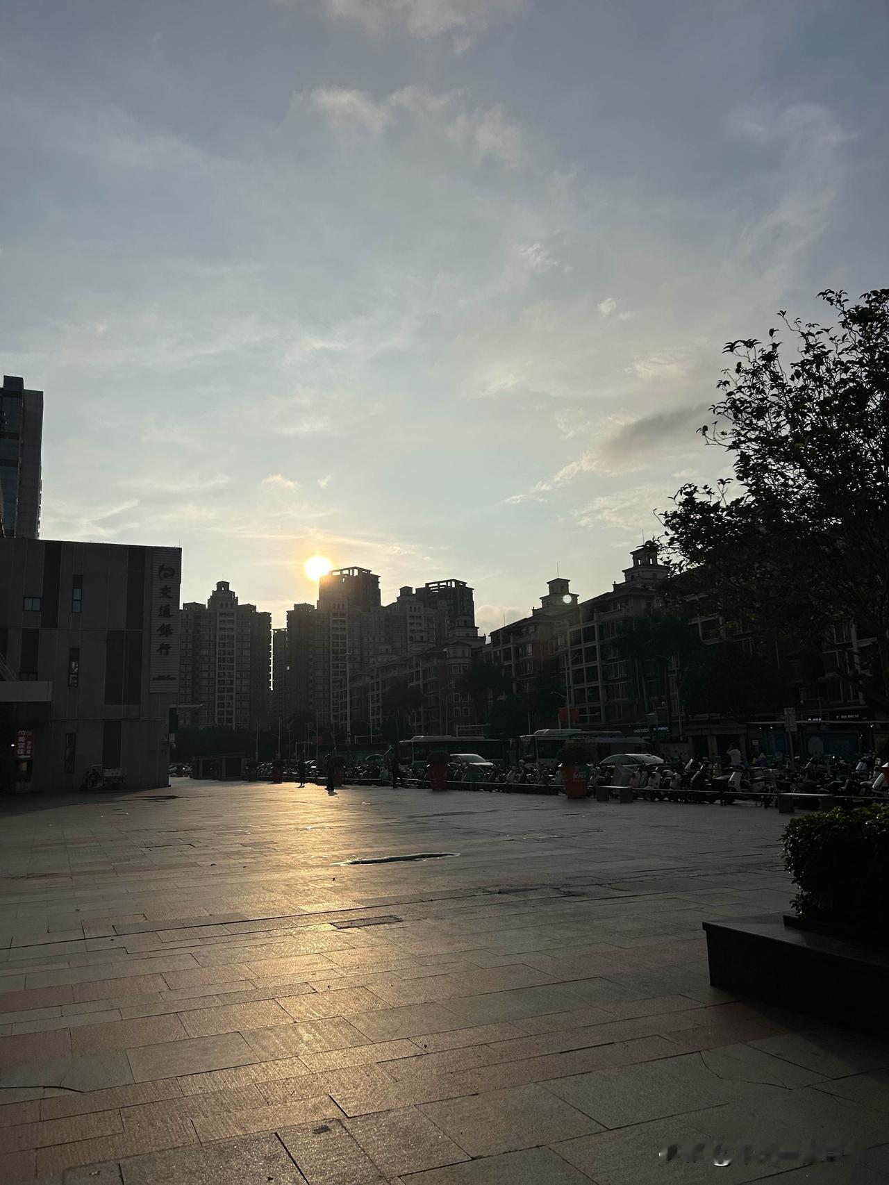 人生处在低谷期的时候，最该悄悄地做的几件事是什么呢？人生谁都有低谷，越是难熬