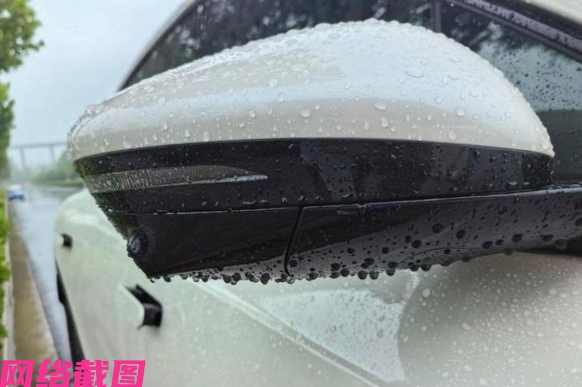 四川有女子雨中开车的时候，突然看到自己车上的雨刮条怎么不翼而飞，心有惊讶，慌忙靠