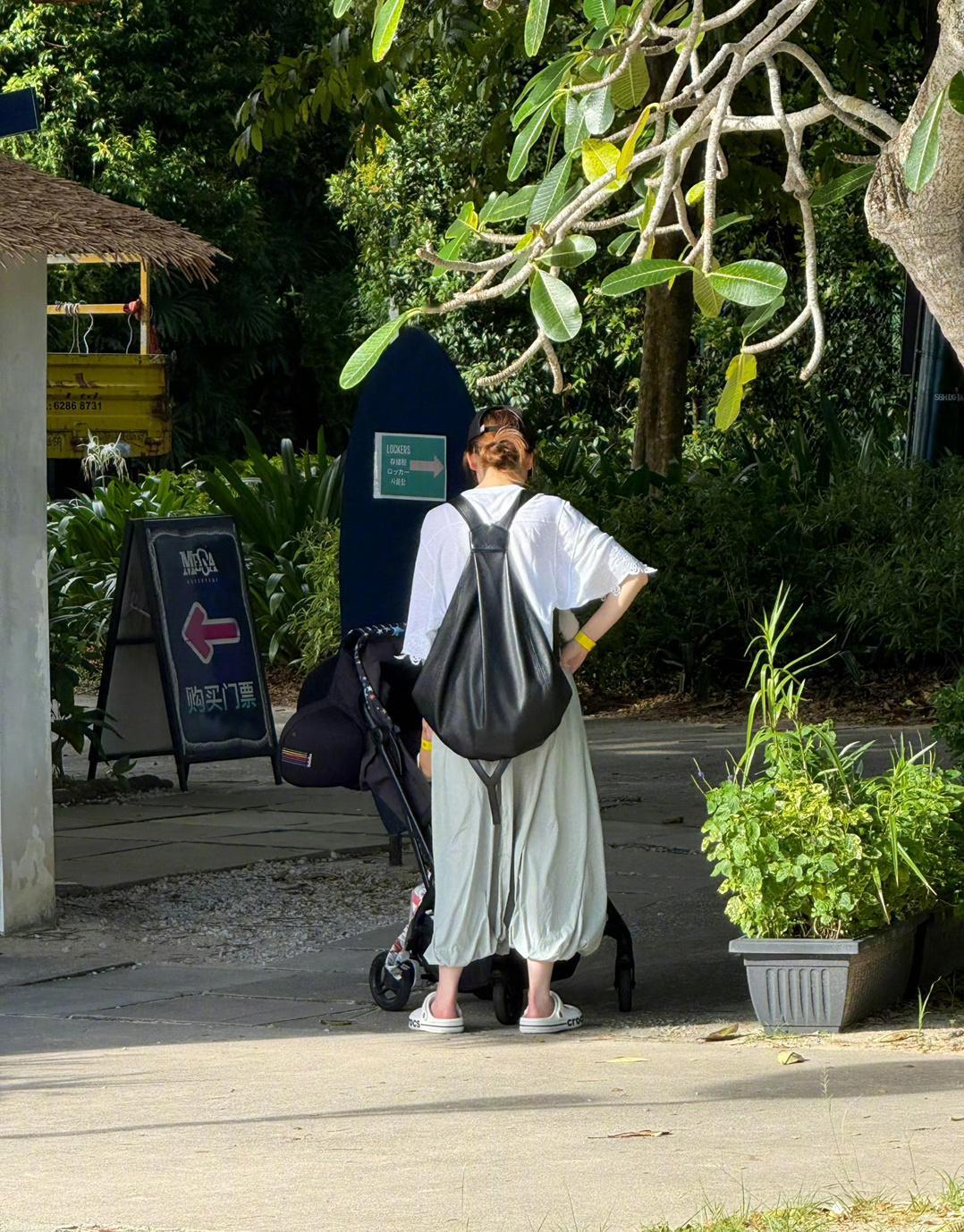 网友在新加坡偶遇了戚薇李承铉一家四口度假，lucky已经出落成漂亮的大姑娘了