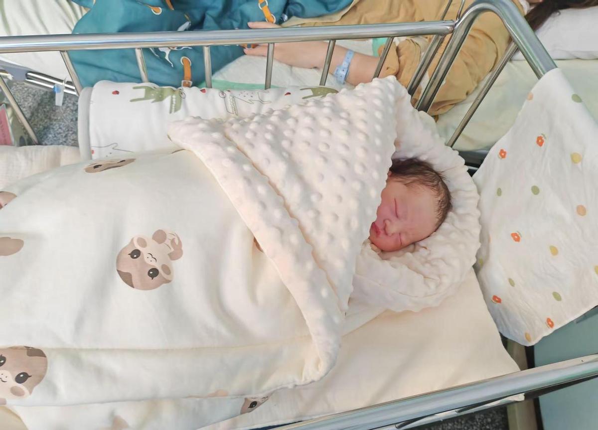 皮夹克落地了，十个月的肉肉终于扛完了。妈的手还抖着，娃的脚丫已经踹进人生第一双