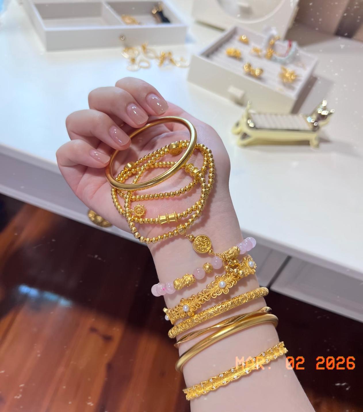 3月2日，金价又疯涨了，一只100克的大金镯子，直接突破12万/公斤大关！价格