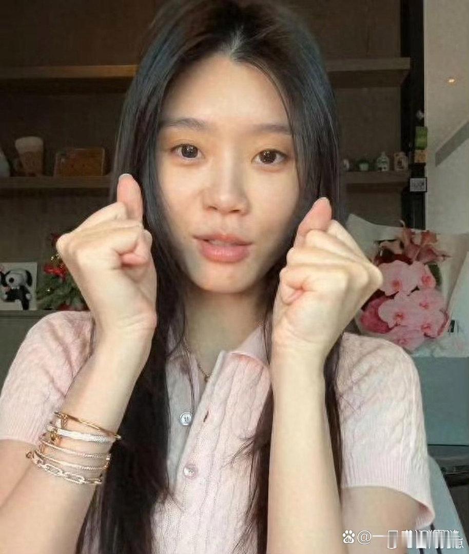奚梦瑶大方素颜亮相状态随性自然，单手叠戴五条钻石手链，奢华氛围感直接拉满。