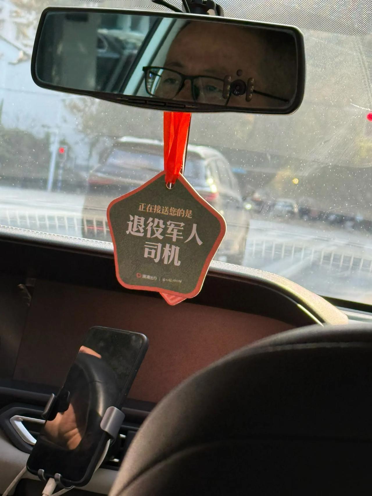 今天打车，开车的是一位海军退役军人，40岁左右，是潜水艇特种兵，他告诉我服役期