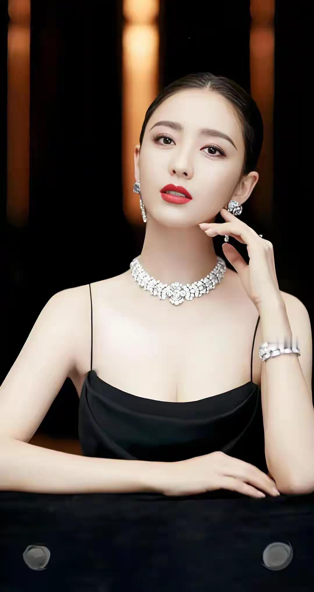 佟丽娅人间无绝艳，惊眸是丽颜！美女九宫格