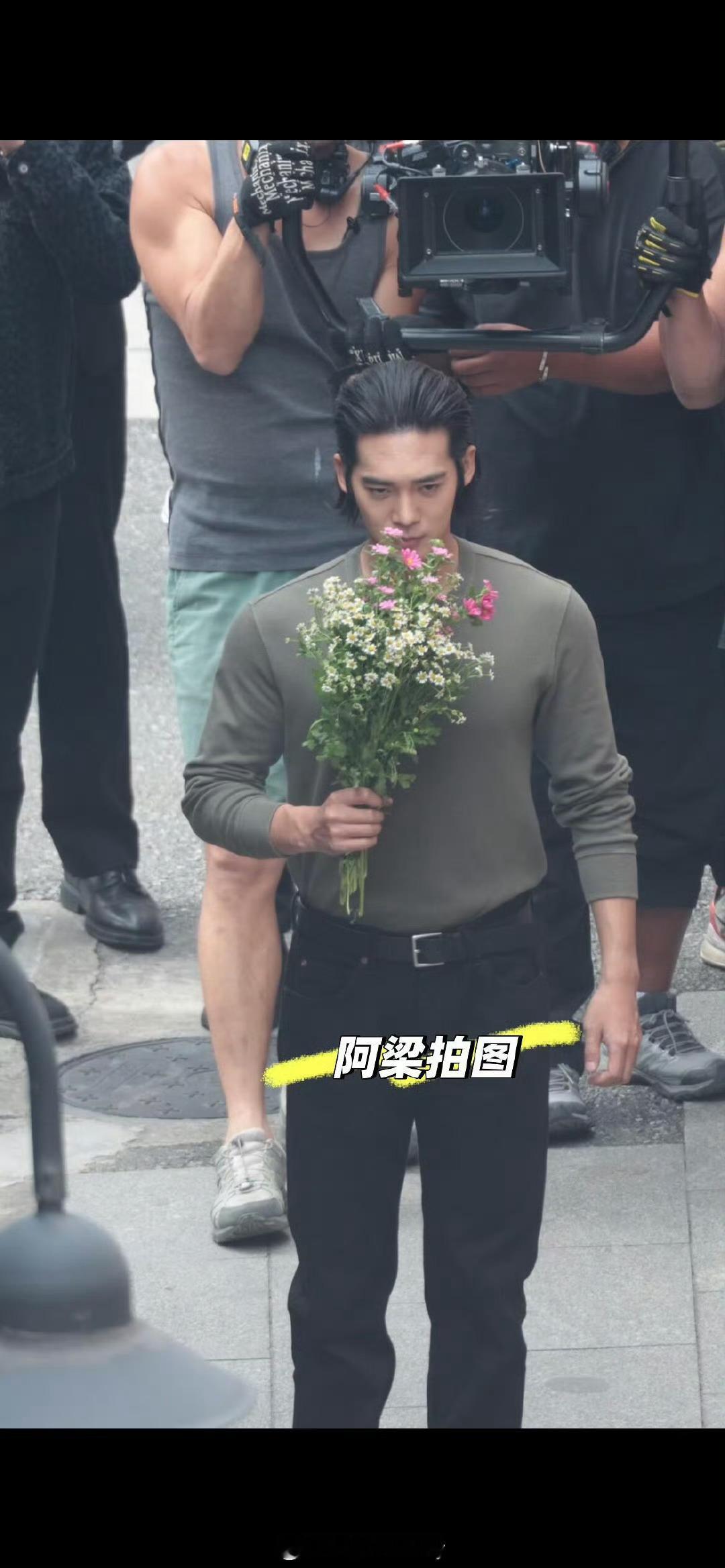 于适《猎心》拍摄路透，把花拿出了干架的气势🤣​​​