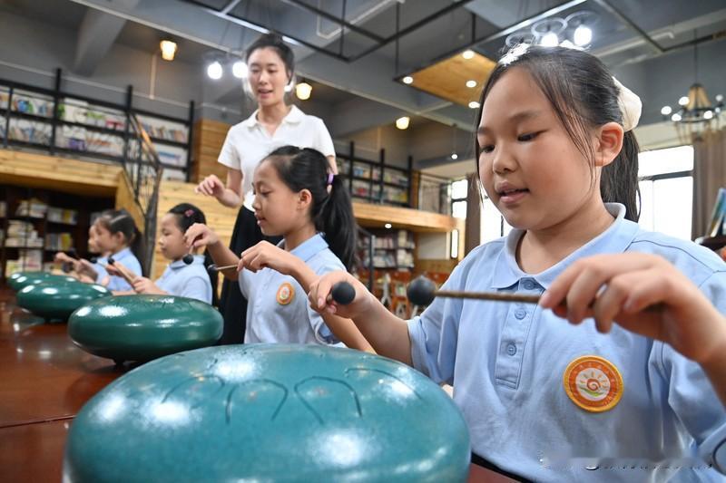 学习好的孩子真正厉害的可不只是成绩。首先，专注力强是关键。这类孩子做事不易被干