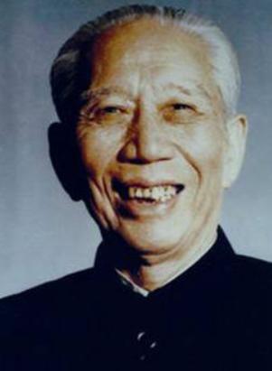 1951年春天，新疆迪化监狱里一个戴着镣铐的中年人被临时叫出牢房，他满脸疲惫，以