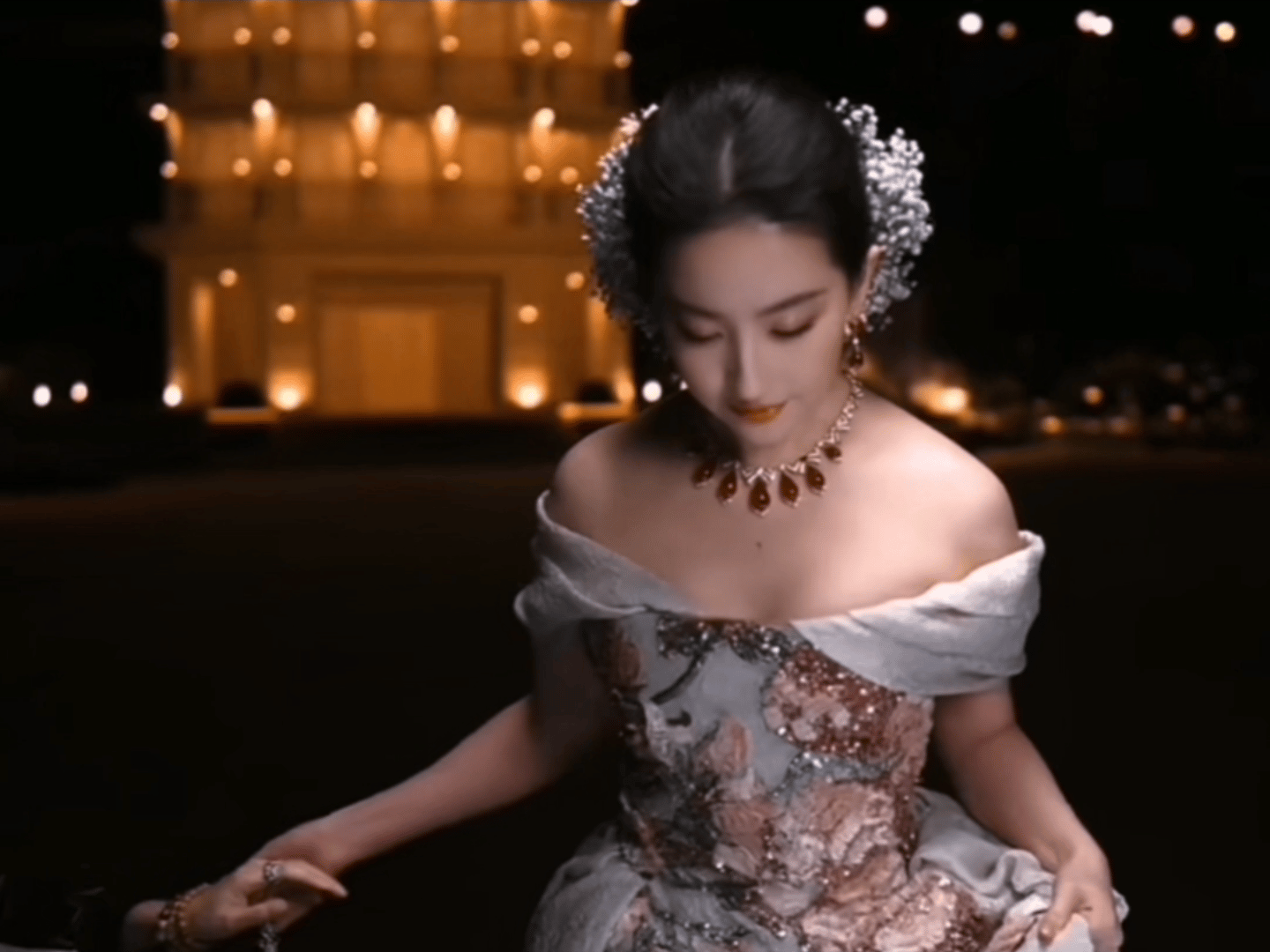 刘冲踩到刘亦菲裙子踩到es高定啦!!!!!!我要看刘亦菲呀刘亦菲压轴