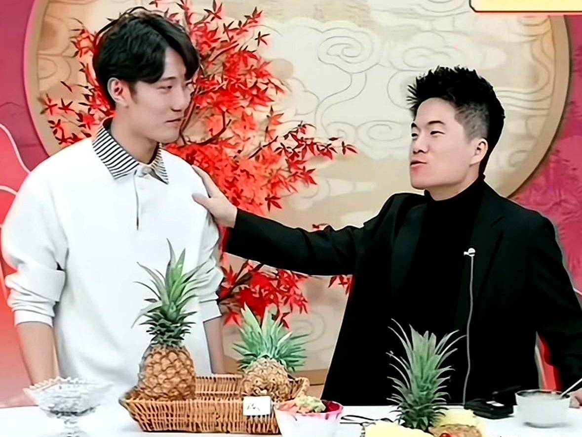 直播间里最赚钱的，从来都不是卖货。董宇辉消失两天后空降。弹幕齐刷新主播，他