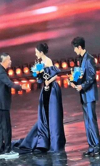 大佬当众一脚踢开杨幂碍事的长裙，她竟然连眼神都没晃一下。没错，就是微博之夜