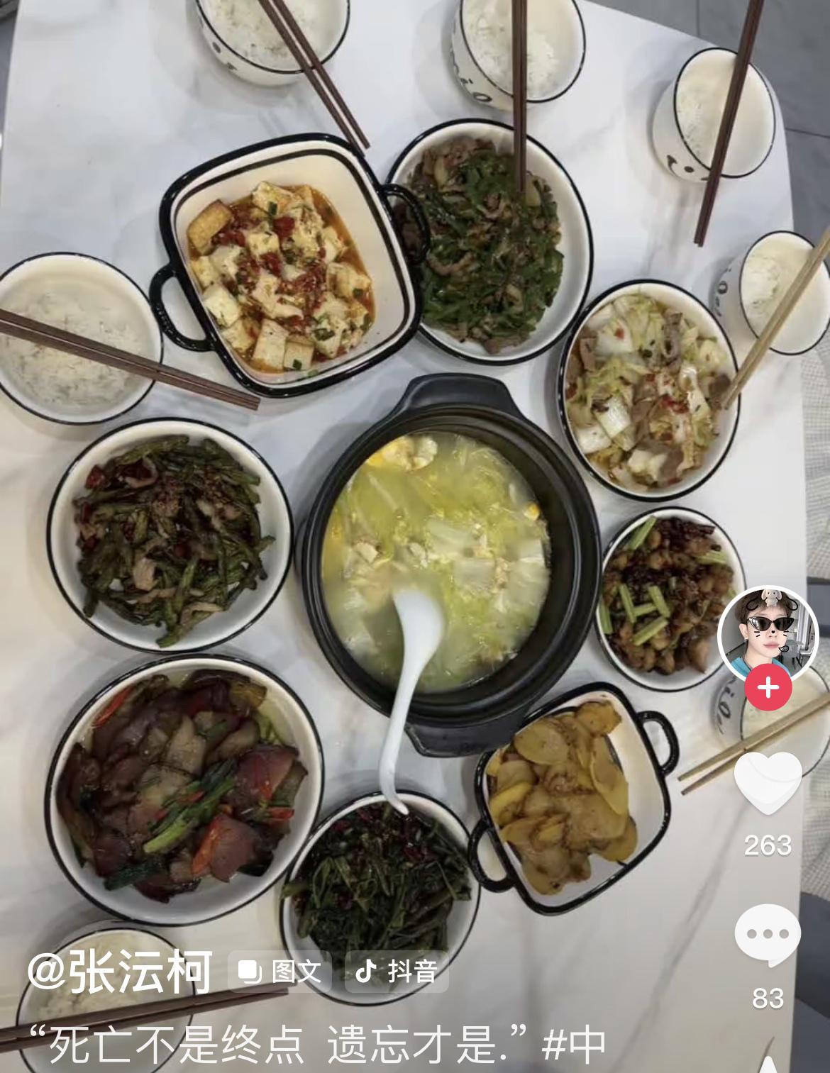 真实版的“富贵”，做了一桌丰盛的饭菜，桌上有7双筷子，但是只有1个人吃！他就