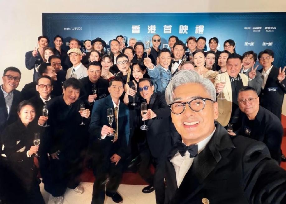 《寒战3》香港首映礼，发哥晒出的集体照。不得不说，发哥拍照还是有一定水平的，这个