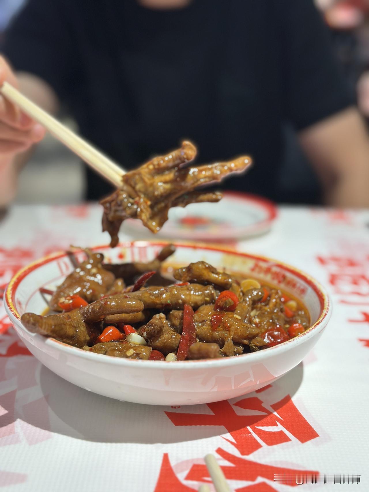 来南昌了～第一顿打卡：打平伙点了招牌的鸡爪、油浸鱼、莲藕、炒青菜对于爱吃辣