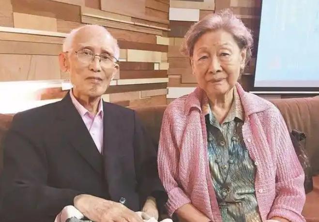 余光中这辈子，世人都记得他写的《乡愁》，却少有人知道，他把最绵长的深情，都给了一