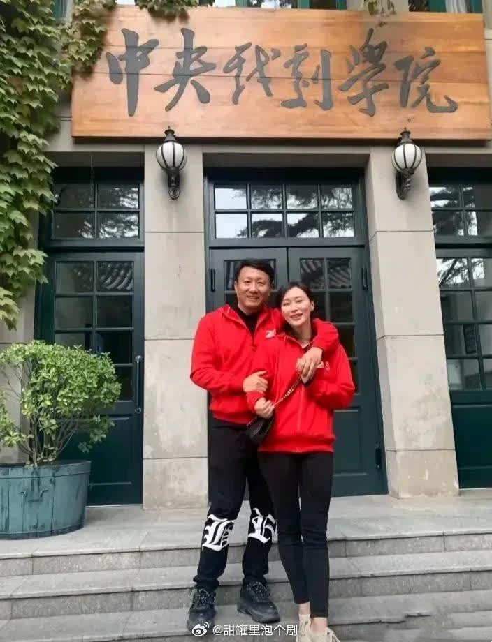 才知道他们俩是夫妻。两位都是演技扎实的演员，出演了许多经典角色，就是戏红人不红！