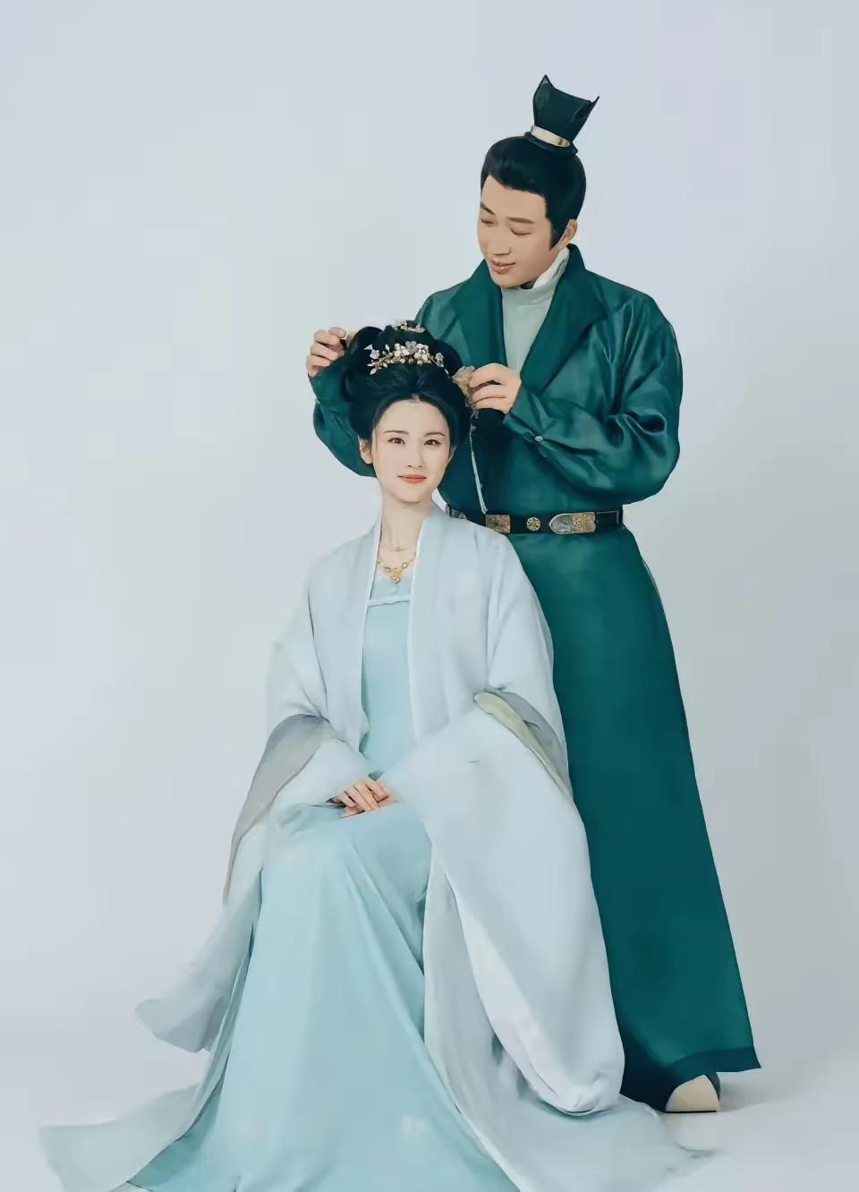 不仅自己出演，搭档张慧雯，还知道他自己太老了，硬把1993年9月的张慧雯写成85