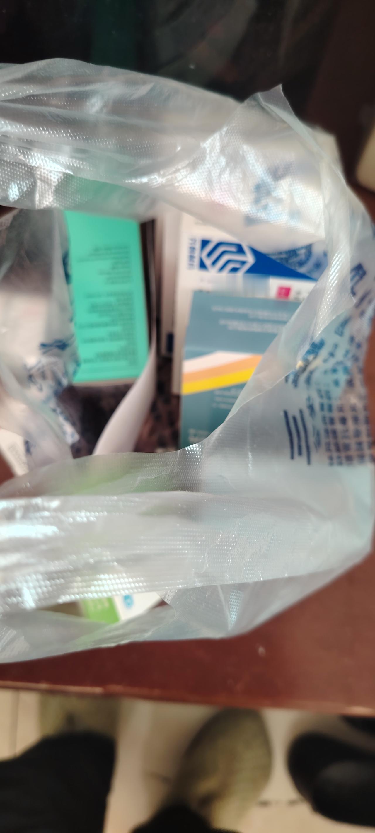 这个人肯定从来没生过病，或者从来没有进过大一点的医院。我去县中医院为父亲买慢阻