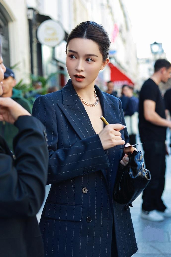 最近文咏珊在出席时装周的时候搭配的非常简洁，看起来特别的靓丽，气质超好。文咏