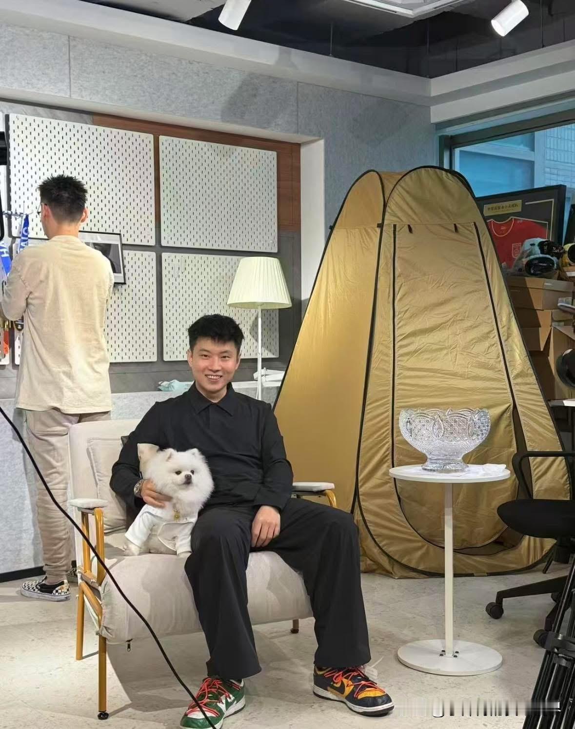 斯诺克世界冠军赵心童坦言，自己最近身体状况不佳，几乎看不到球台的另一头。赵心
