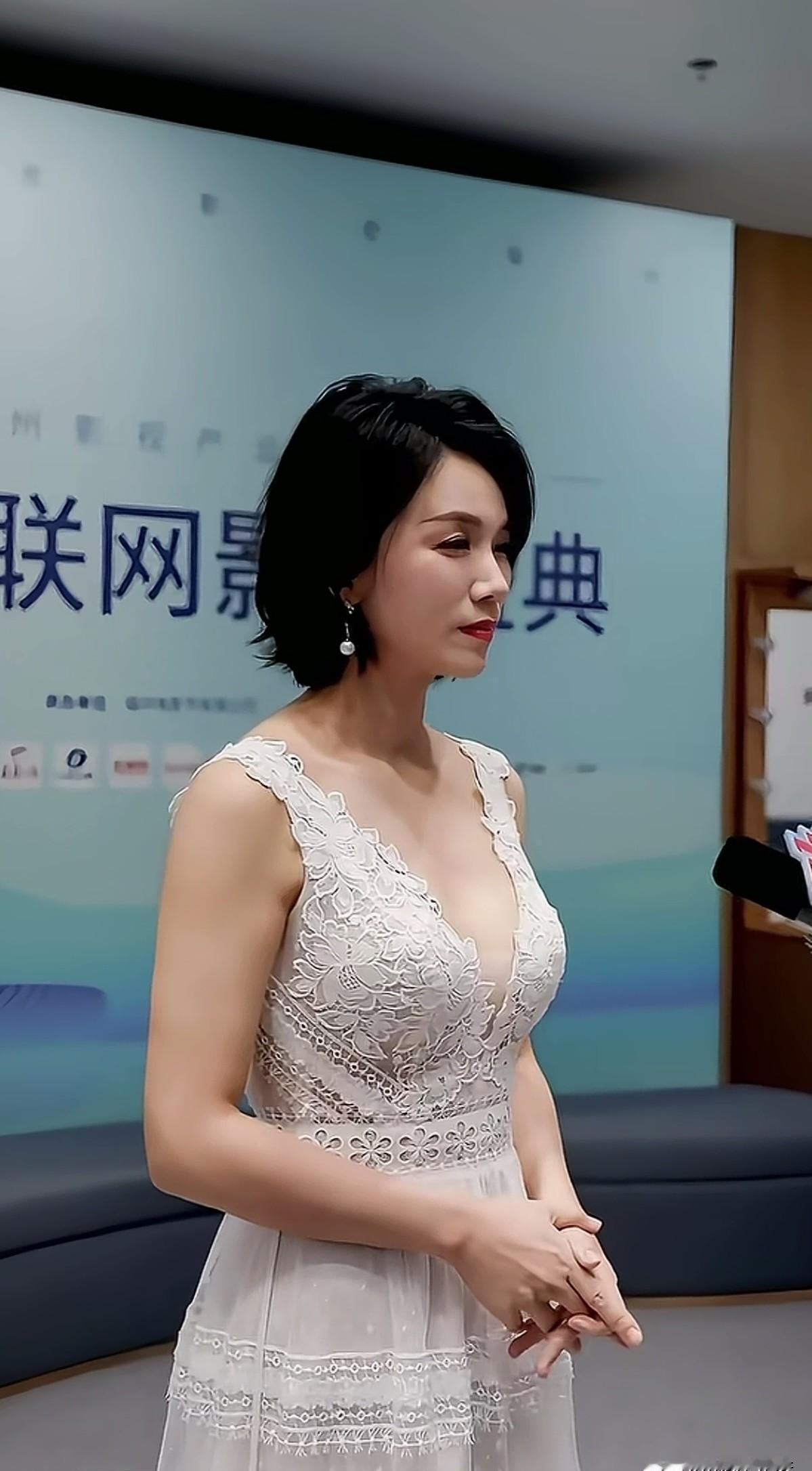 骨相、皮相，几乎一模一样。曹曦文这张脸，活了40年，却有一半时间，活在另一个女