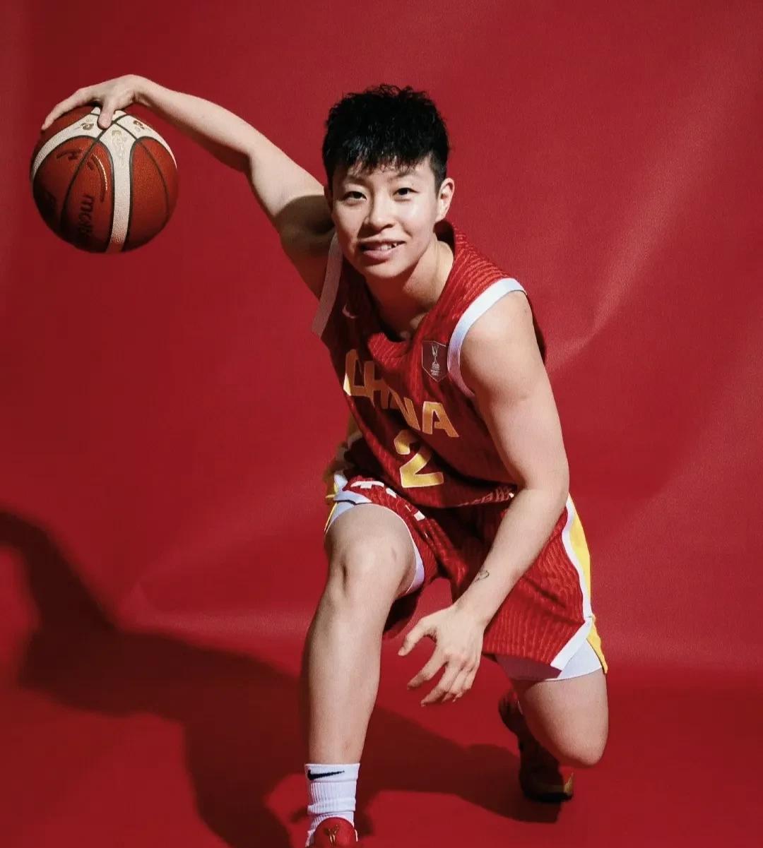 李缘到底怎么了？作为女篮首发控卫，两场比赛合计出场30分钟却仅得1分，这个表现