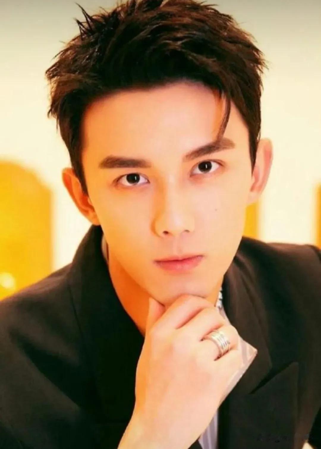 吴磊，真男人！5月27日，许久没上热搜的吴磊，突然因为一组骑行照片刷屏了。