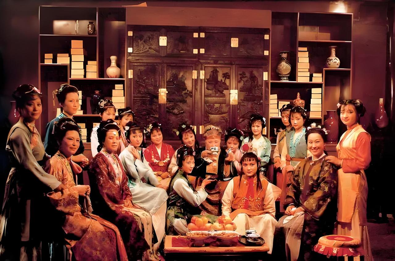一场架，照出了整个贾府的倾颓赵姨娘与芳官的那场厮打，是《红楼梦》里最刺目的一