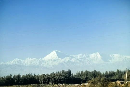 谁能告诉我这个雪山叫什么名字从喀什去往莎车路上，经过英吉沙的时候，看到一座很漂
