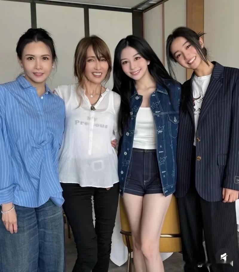近日，邱淑桢母女与工藤静香母女共进晚餐，俩人的女儿都好漂亮啊，通过对比，我尽然第