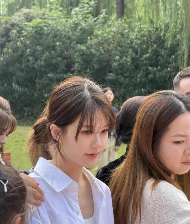 赵露思线下状态！赵露思国庆假期参加了朋友婚礼，她线下脸部状态也很一般，虽然她经